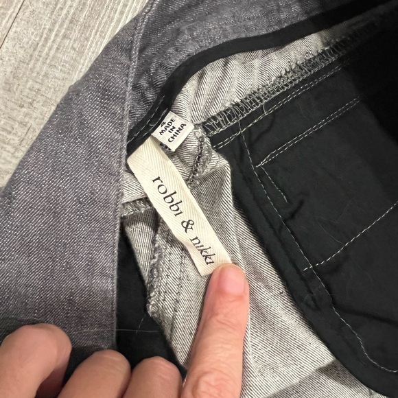 Robbi & Nikki gray cuffed shorts - Picture 3 of 4